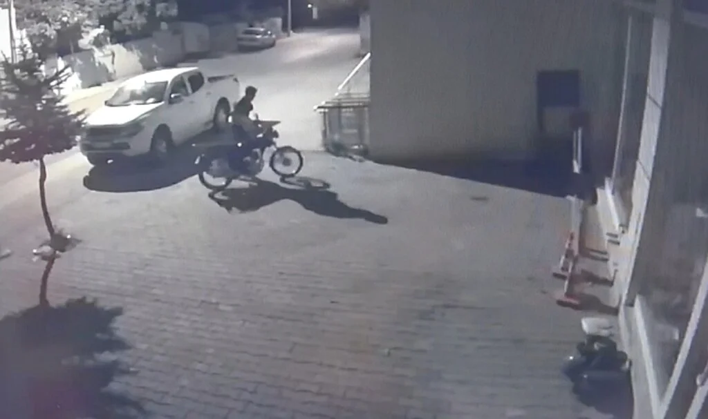 Motosiklet hırsızı saniye saniye kameraya yansıdı