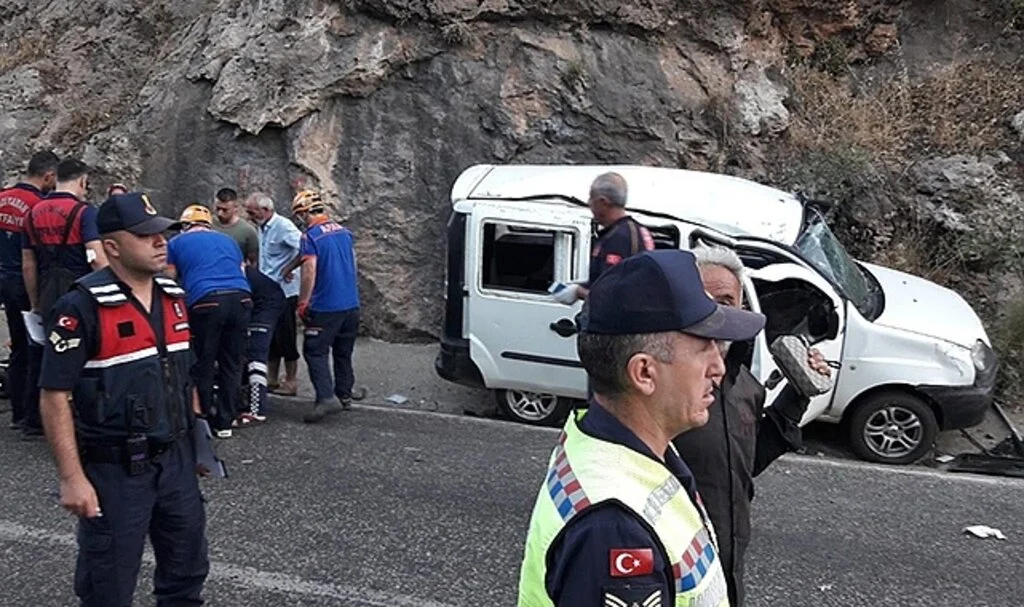 Motosiklet ile hafif ticari araç çarpıştı: 7 yaralı