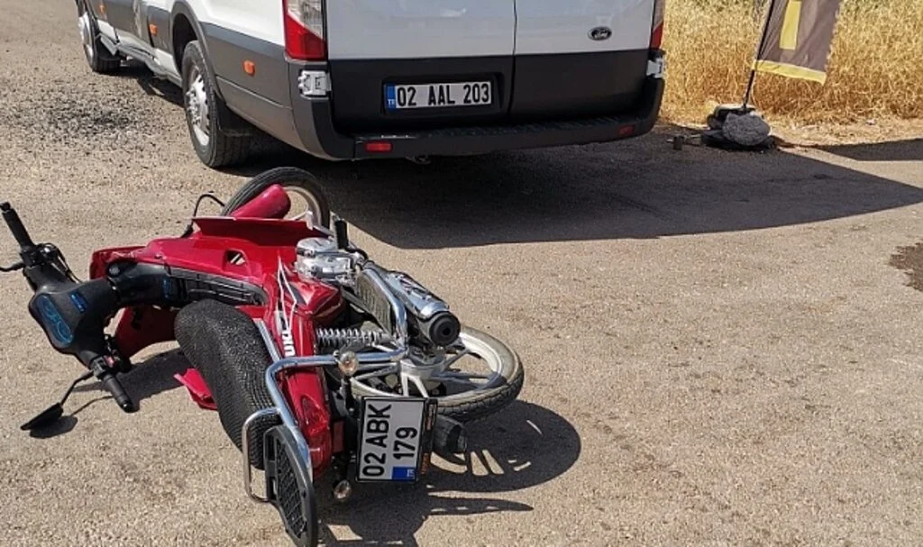 Motosiklet ile minibüs çarpıştı: 1 yaralı