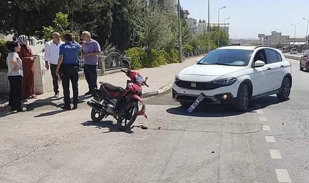 Motosiklet ile otomobil çarpıştı: 1 yaralı