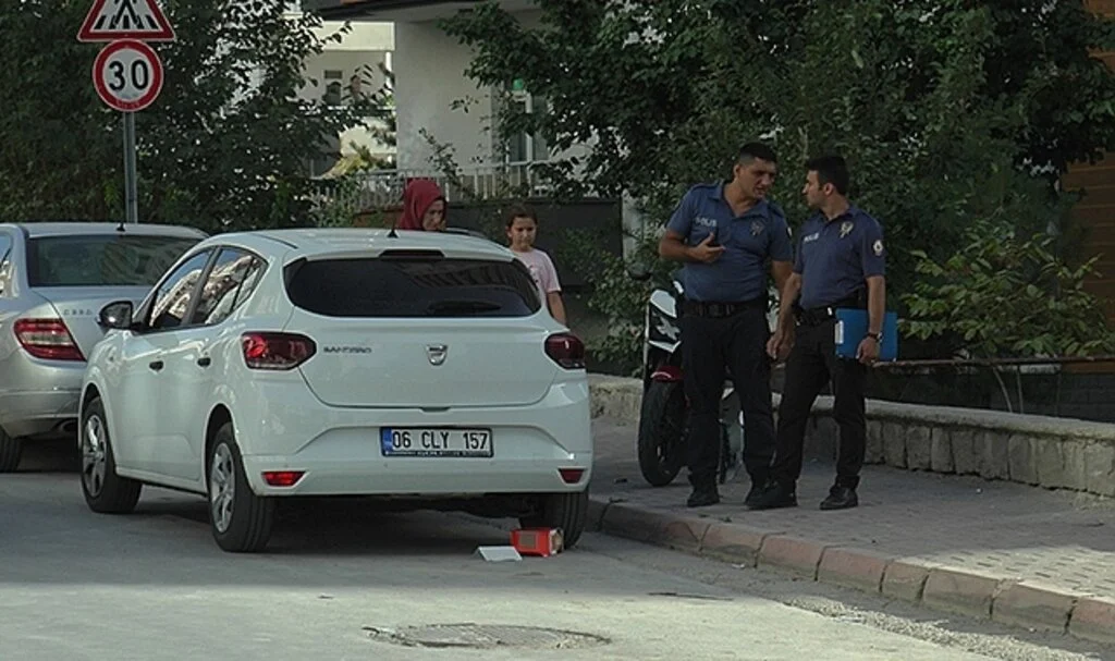 Motosiklet yoldan geçen yayalara çarptı: 3 yaralı