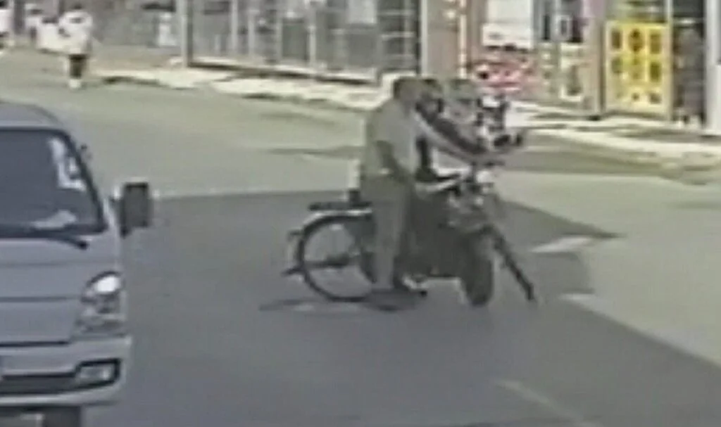 Motosikletin çarptığı bisikletli yaralandı, kaza anı kameraya yansıdı