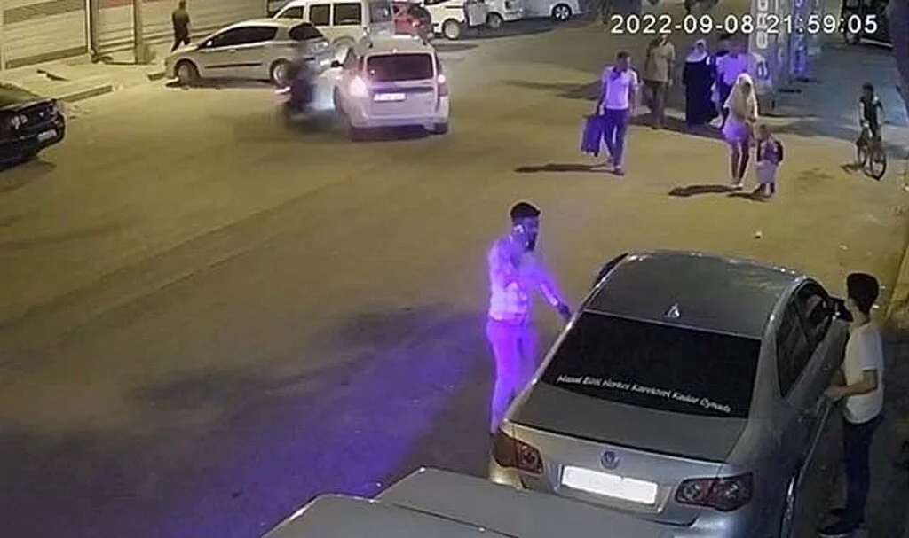 Motosikletin otomobille çarpıştığı kaza kamarada