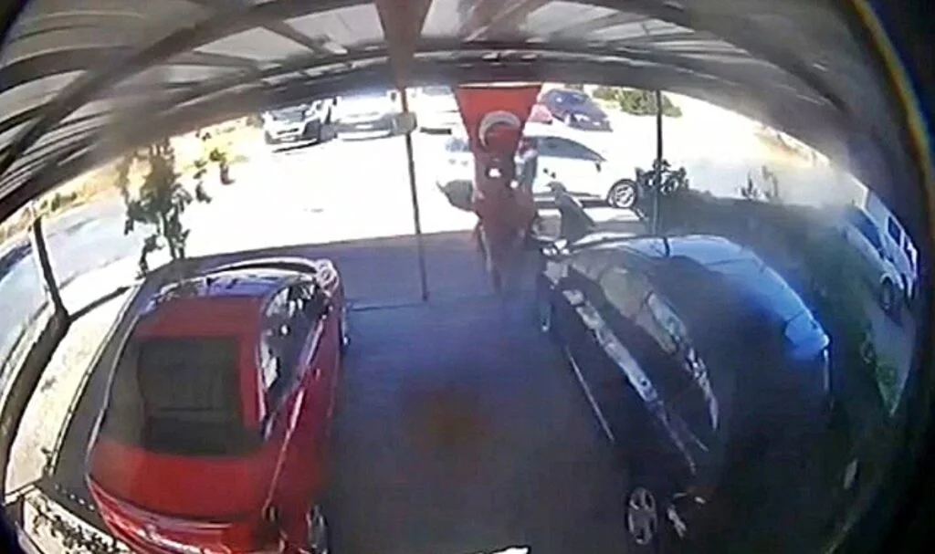 Motosikletini çalmaya çalışan şüpheliyi yakalamak için adeta uçtu