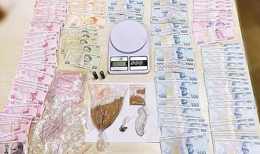 Motosikletli polis timi uyuşturucuya neşter vurdu: 2 tutuklama