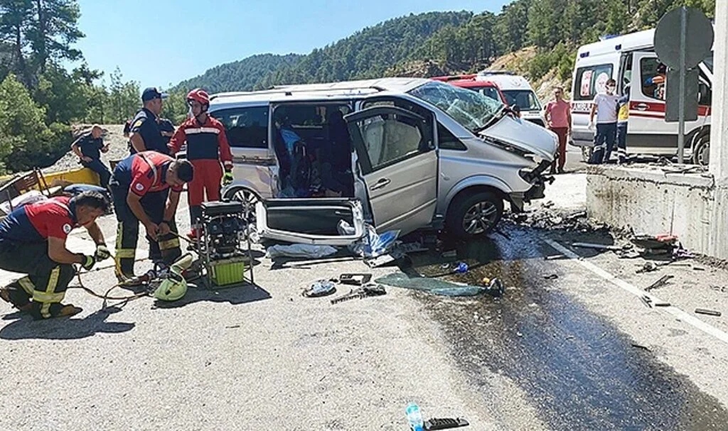 Minibüs beton bariyere çarptı: 2 ölü, 2 yaralı