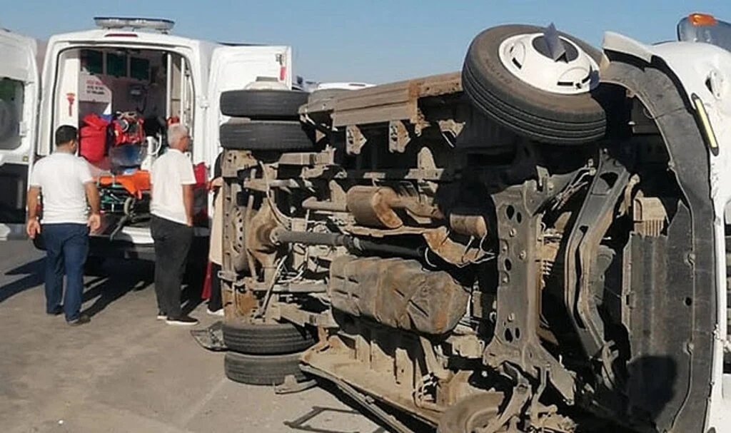 Muş'ta işçileri taşıyan minibüsün devrildiği kazada 13 kişi yaralandı
