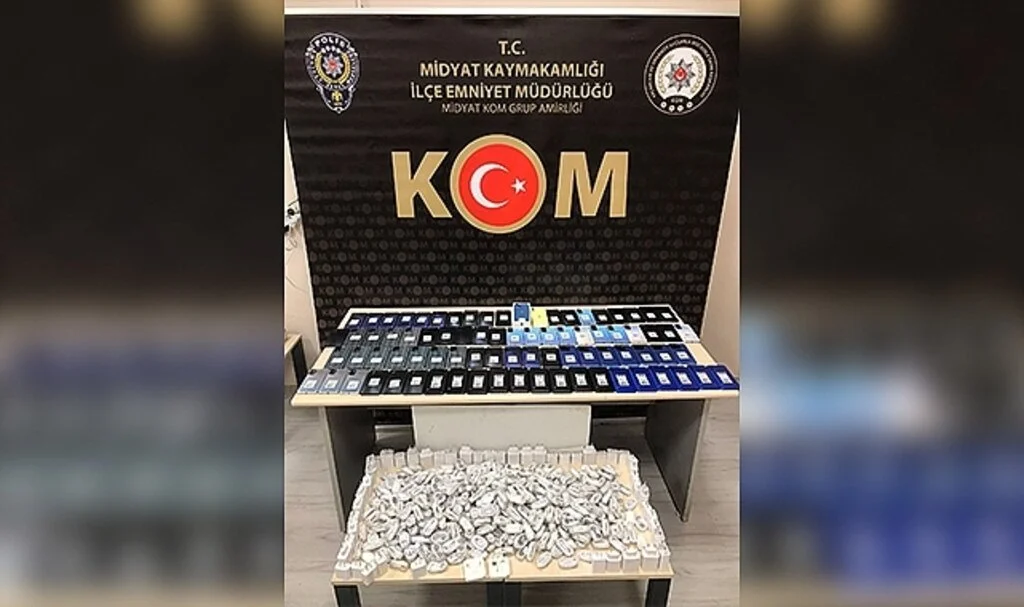 Narkotik ekipleri gümrük kaçağı 81 adet cep telefonu ile 760 adet kulaklık ele geçirdi