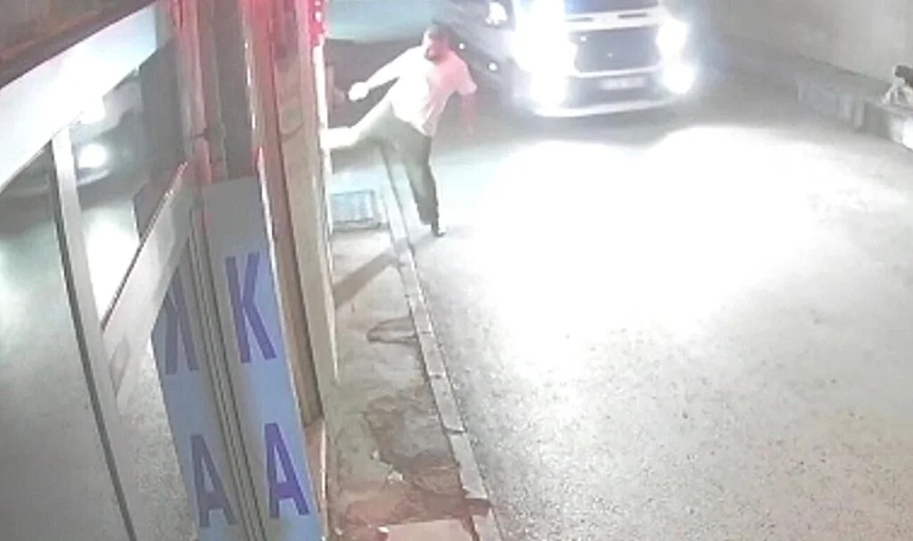 Nedenini kimse anlayamadı, önüne gelen dükkanın camına tekme ve yumruk attı