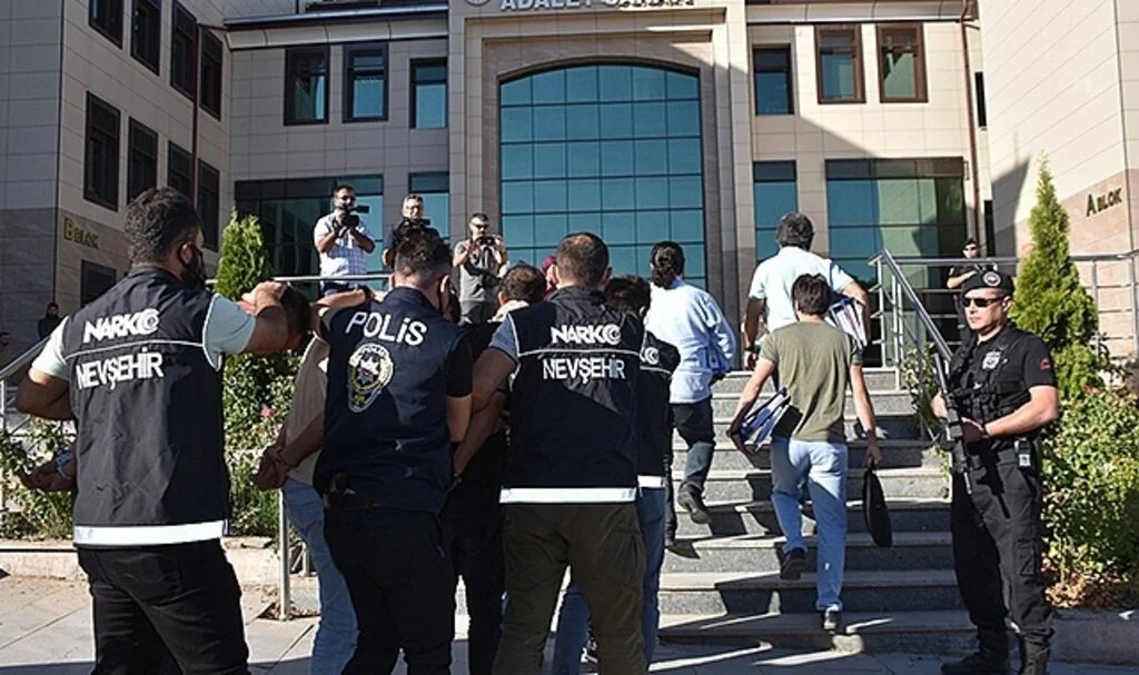 Nevşehir'in en büyük narkotik operasyonunda gözaltına alınan 33 şüpheli adliyeye sevk edildi