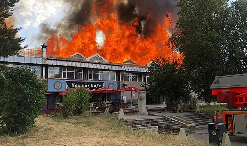 Öğrenci yemekhanesindeki yangında alevler gökyüzünü sardı