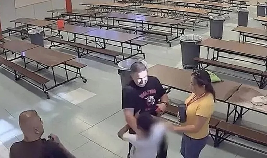 Okul müdürü öğrencisini tek yumrukla yere serdi! Kim olduğu ortaya çıkınca...