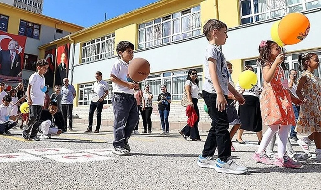 Okullar yarın açılıyor