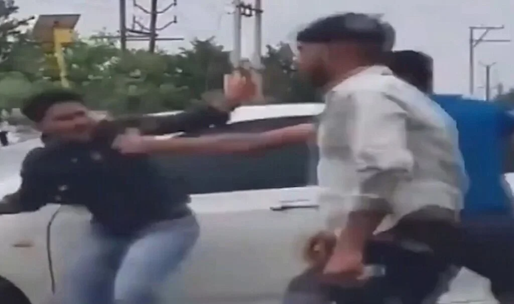 Okulun önünde 20 kişilik grubun tartışması kavgaya dönüştü! Araba çarptı, dövüşmeye devam ettiler