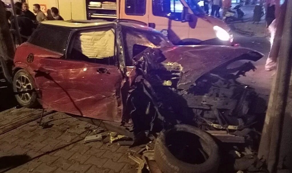 Önce refüje sonra tıra çarptı: 3 yaralı