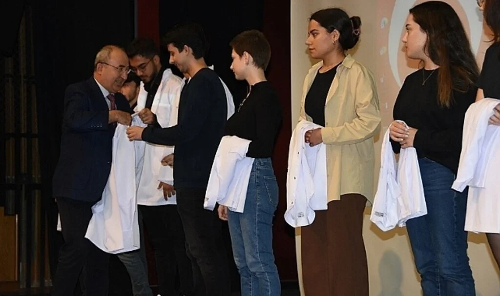 Ondokuz Mayıs Üniversitesi Tıp Fakültesinin yeni tıbbiyeliler önlük giydi