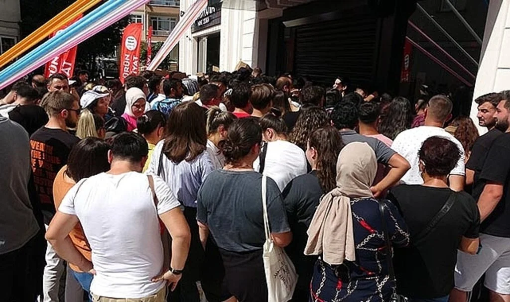Ordu'da açılışa özel fiyatlarla ürün satan mağazada izdiham meydana geldi