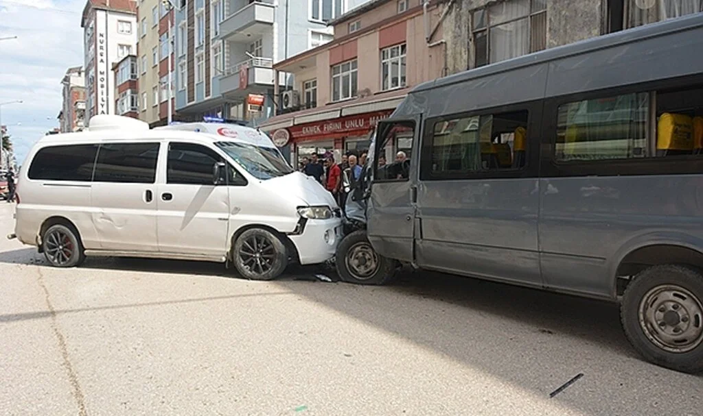 Ordu’da minibüsler çarpıştı: 2 yaralı