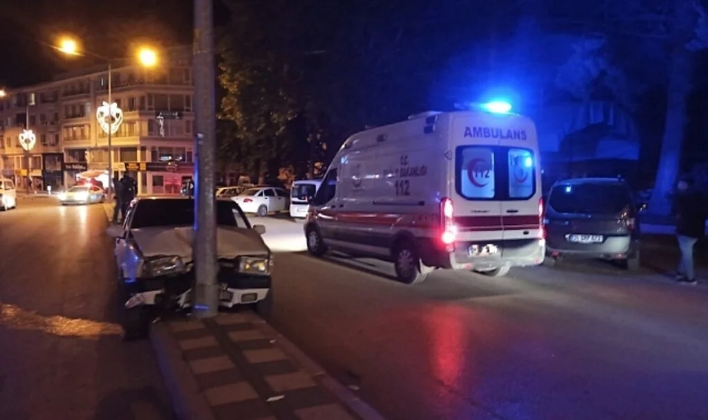 Orta refüje çıkıp aydınlatma direğine çarpan aracın sürücüsü yaralandı