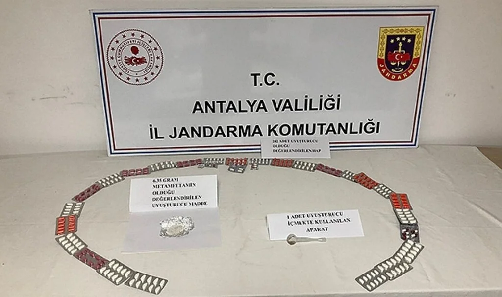 Otobüsteki yolcunun üzerinden farklı renklerde 262 adet uyuşturucu hap çıktı