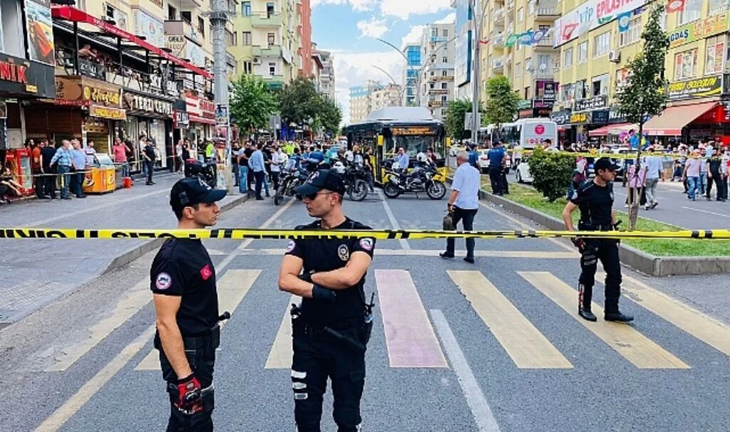 Otobüsün kapısına üstü sıkışan kadın canından oldu