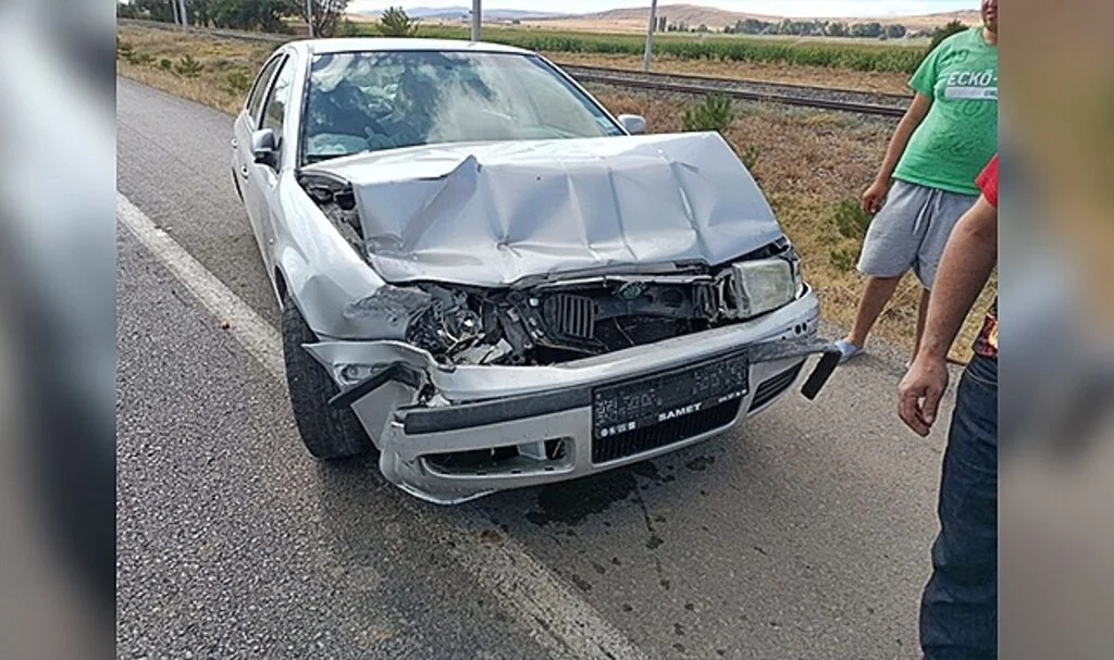 Otomobil bariyerlere çarptı, karı koca yaralandı