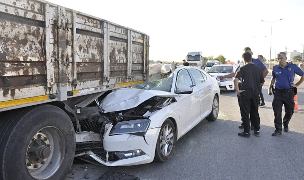 Otomobil duran çekiciye arkadan çarptı: 4 yaralı