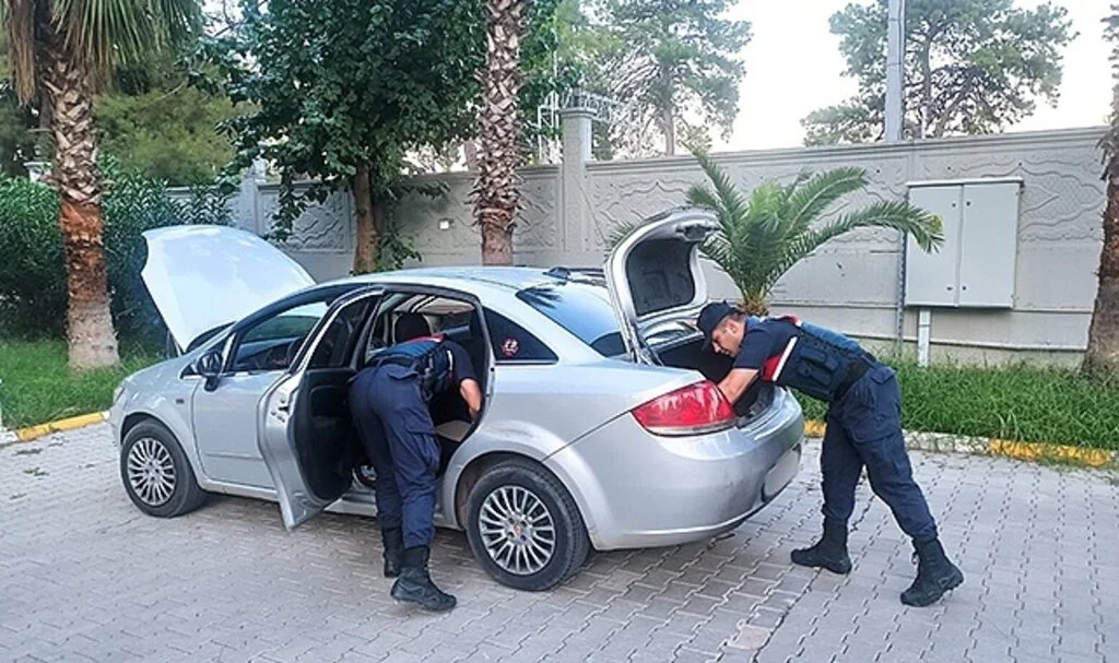 Otomobil içinde uyuşturucu madde kullanan 5 kişi yakalandı