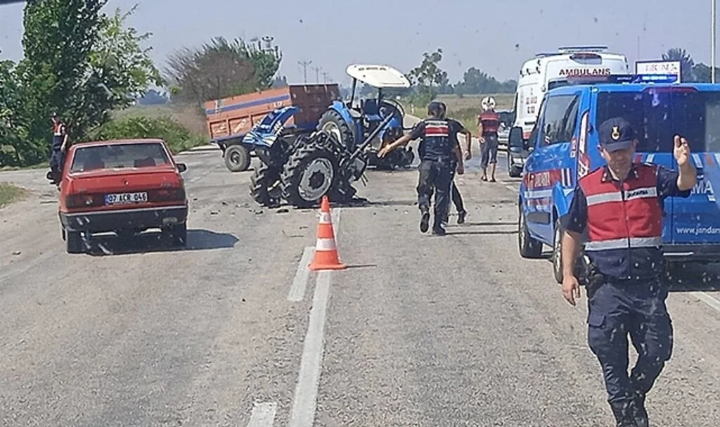 Otomobil ile çarpışan traktör ikiye bölündü: 1 ölü, 4 yaralı