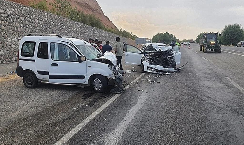 Otomobil ile hafif ticari araç kafa kafaya çarpıştı: 3 yaralı