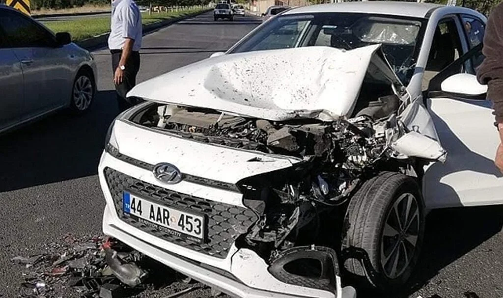 Otomobil ile minibüs çarpıştı: 1 yaralı