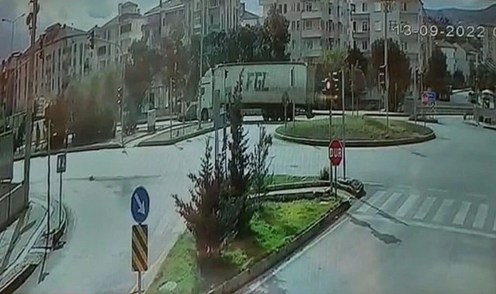 Otomobil ile tır çarpıştı, kaza anı kameraya yansıdı