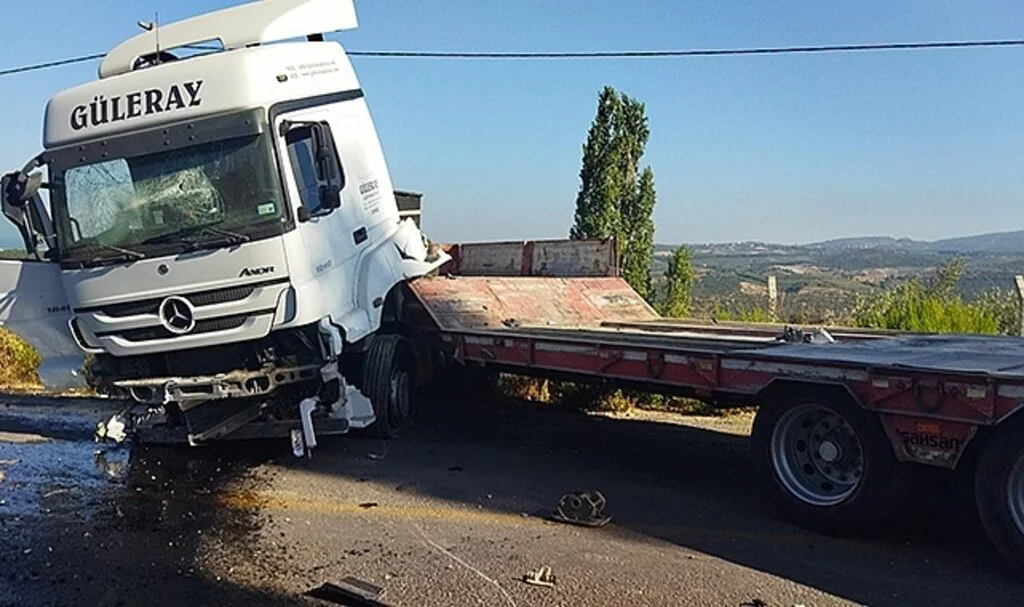 Otomobil ile tır çarpıştı, yol trafiğe kapandı