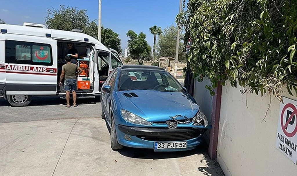 Otomobil okul duvarına çarptı: 3 yaralı