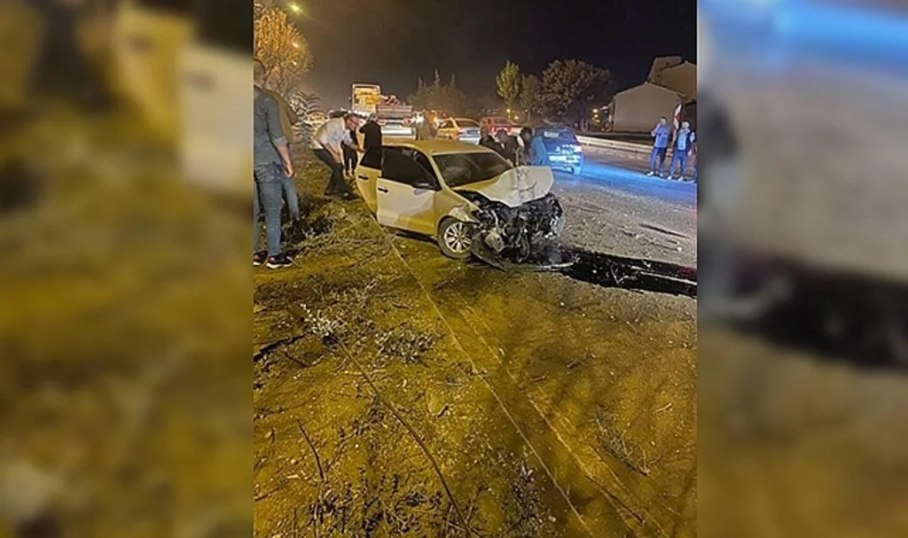Otomobil önce motosiklete sonra refüje çarptı: 1 yaralı