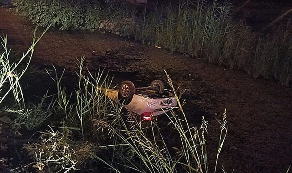 Otomobil su kanalına devrildi: 1 ölü