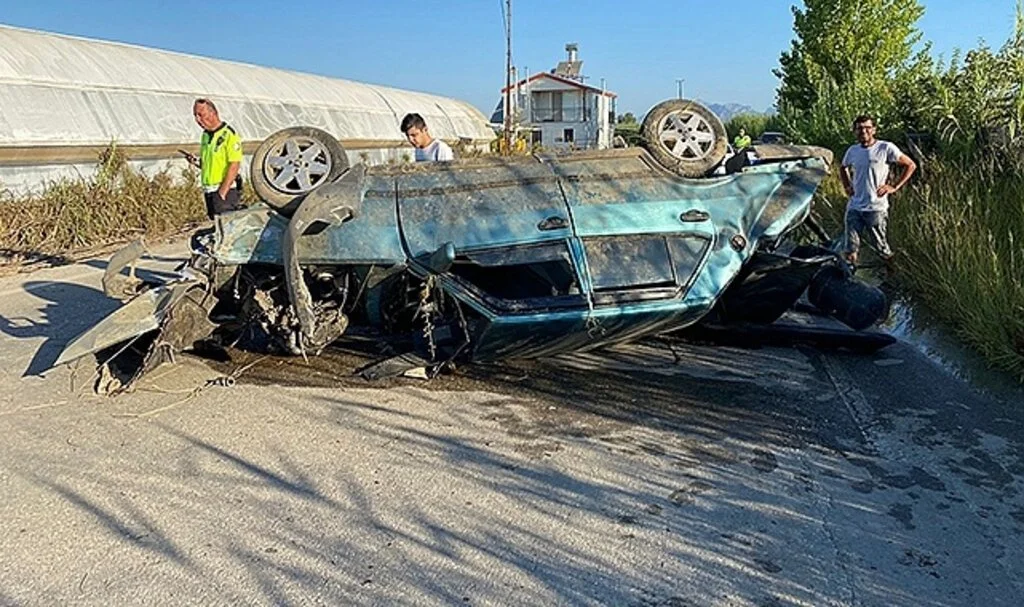 Otomobil sulama kanalına çarpıp yan yattı, 3 kişi yaralandı