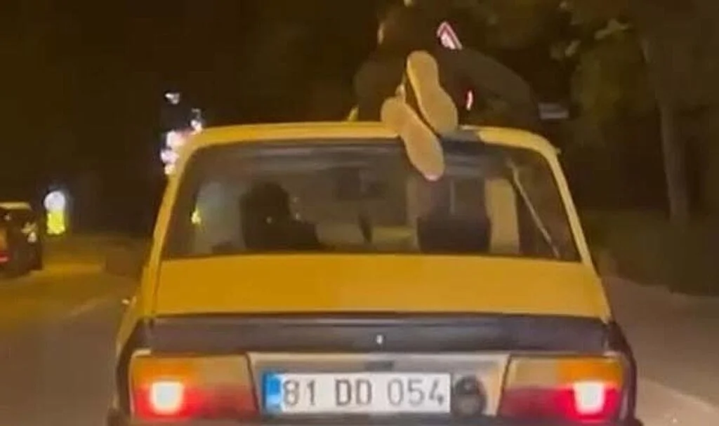 Otomobil tavanında tehlikeli yolculuk