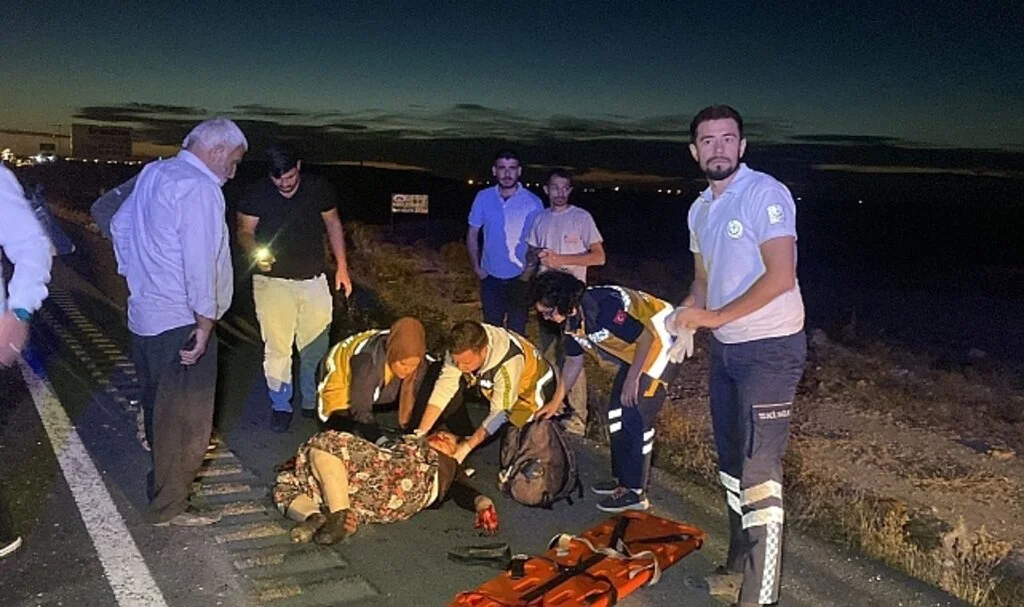 Otomobil traktöre arkadan çarptı: 2’si ağır 3 yaralı