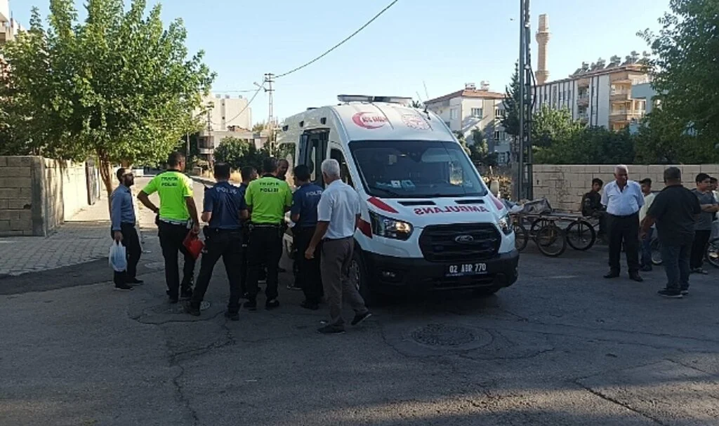 Otomobilin çarpıp kaçtığı ambulanstaki doktor yaralandı