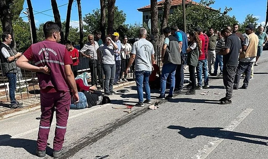 Otomobilin çarptığı elektrikli bisikletteki 2 kişi yaralandı