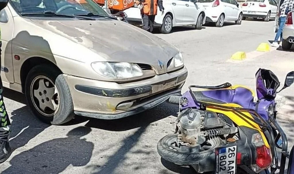 Otomobilin çarptığı kurye yaralandı