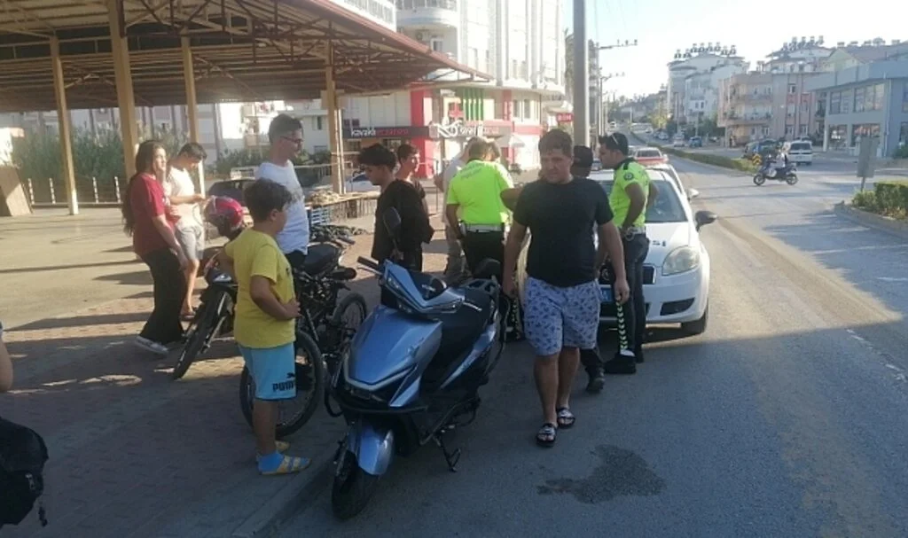 Otomobilin çarptığı motosiklet sürüklenip önünde giden motosiklete çarptı