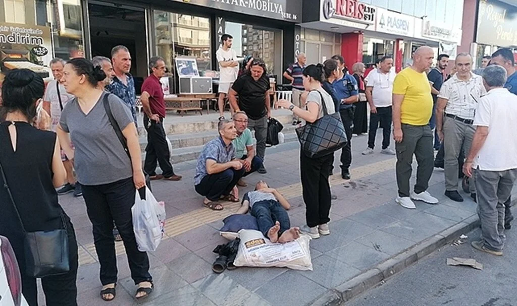 Otomobilin çarptığı oğlunun başından bir an olsun ayrılmadı