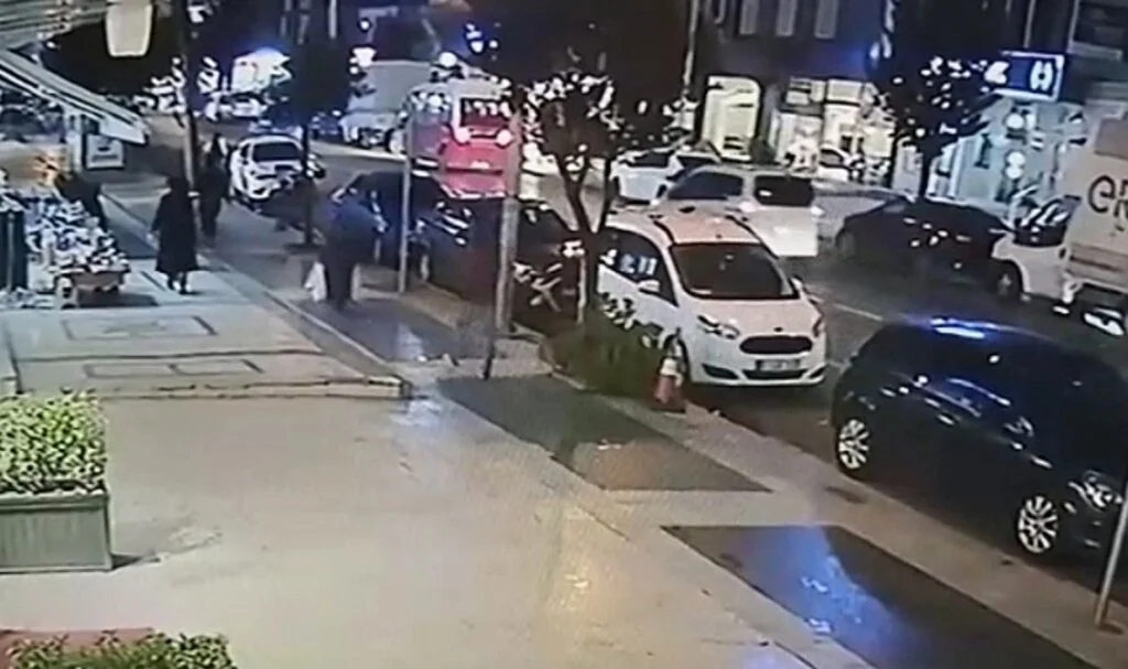 Otomobilin çarptığı yayanın ayakları yerden kesildi