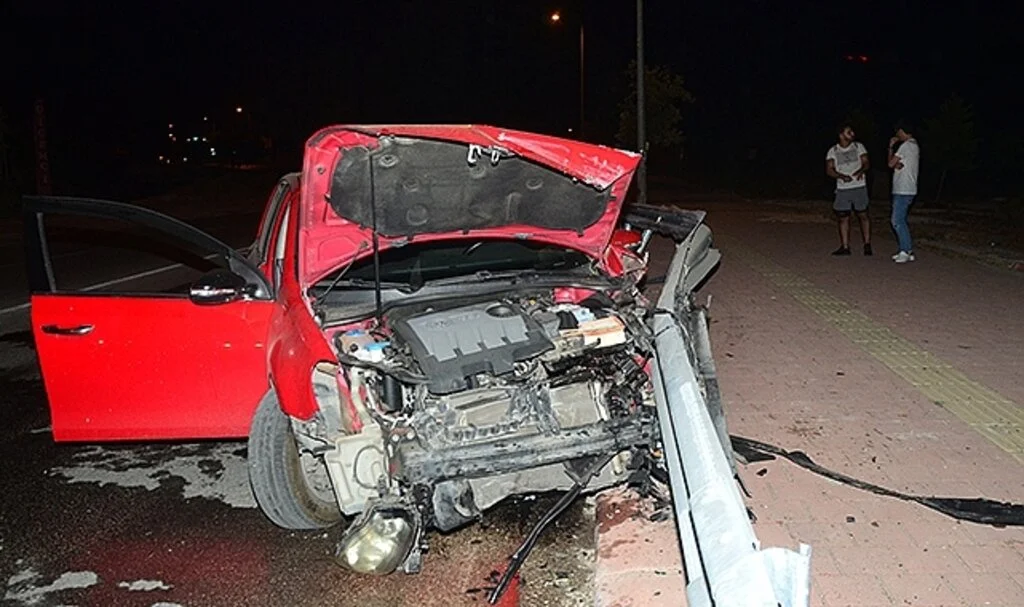 Otomobilin hurdaya çıktığı kazada ölümden dönen yolcu hava yastığı şaşkınlığı yaşadı