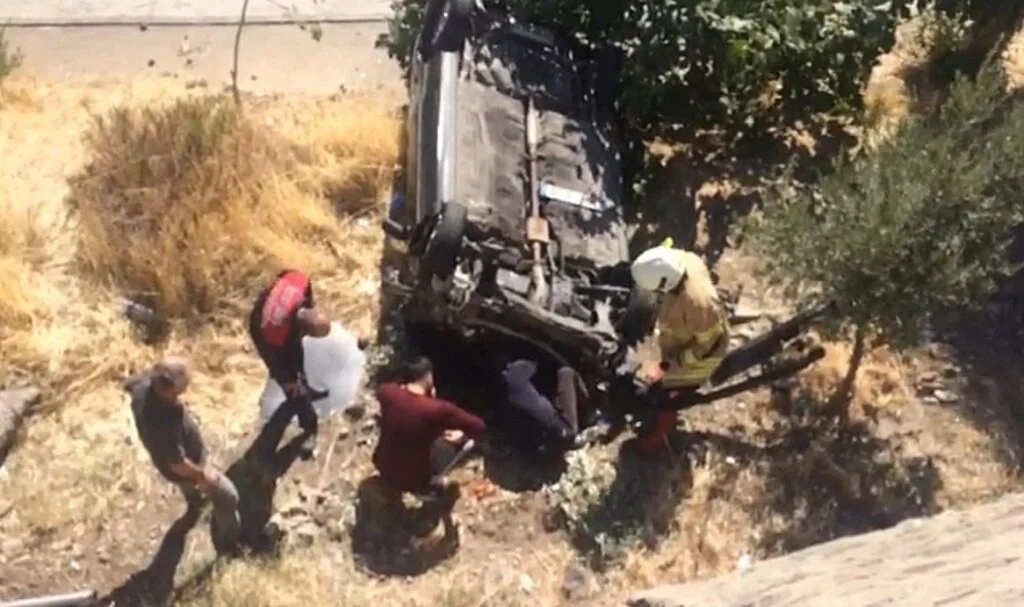 Otomobiliyle yaklaşık 6 metrelik istinat duvarından aşağı düştü