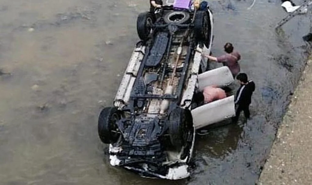Otomobille çarpışan araç dereye uçtu: 6 yaralı