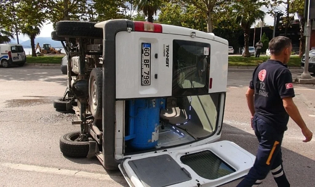 Otomobille çarpışan minibüs devrildi, şans eseri yaralanan olmadı