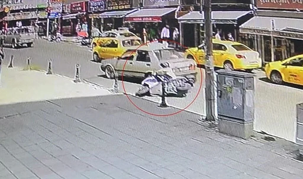 Otomobille çarpışan motosikletli yaralandı, sürücü kaçtı: O anlar kamerada